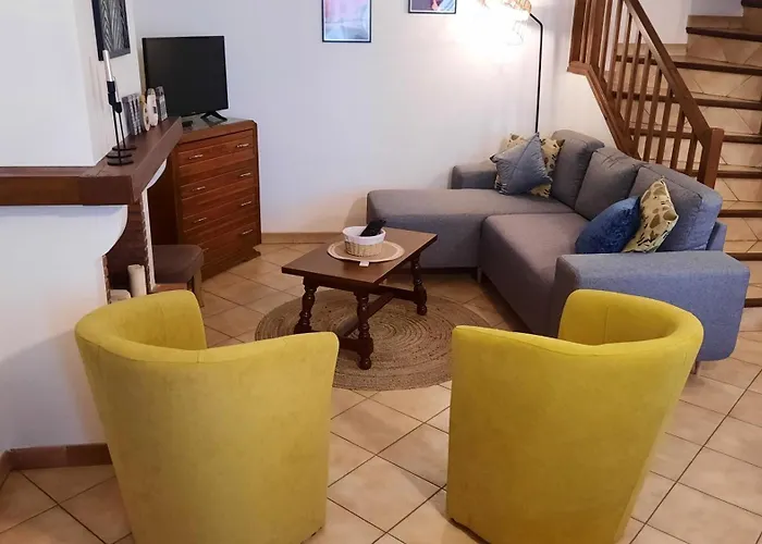 A 200 Metres Du Chateau : Maison De Ville