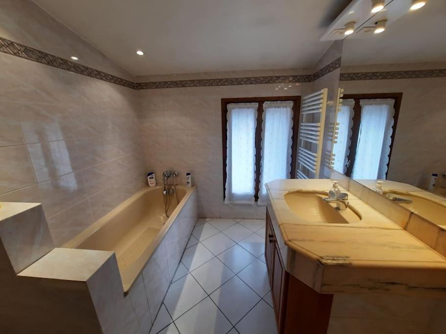 A 200 Metres Du Chateau : Maison De Holiday home